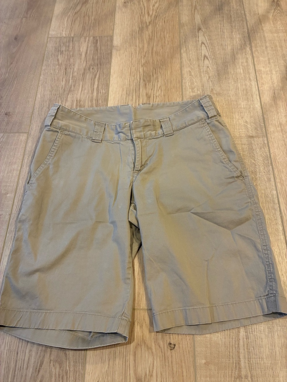 The North Face Classic Women's Khaki Bermuda Chino Shorts size 6 performance